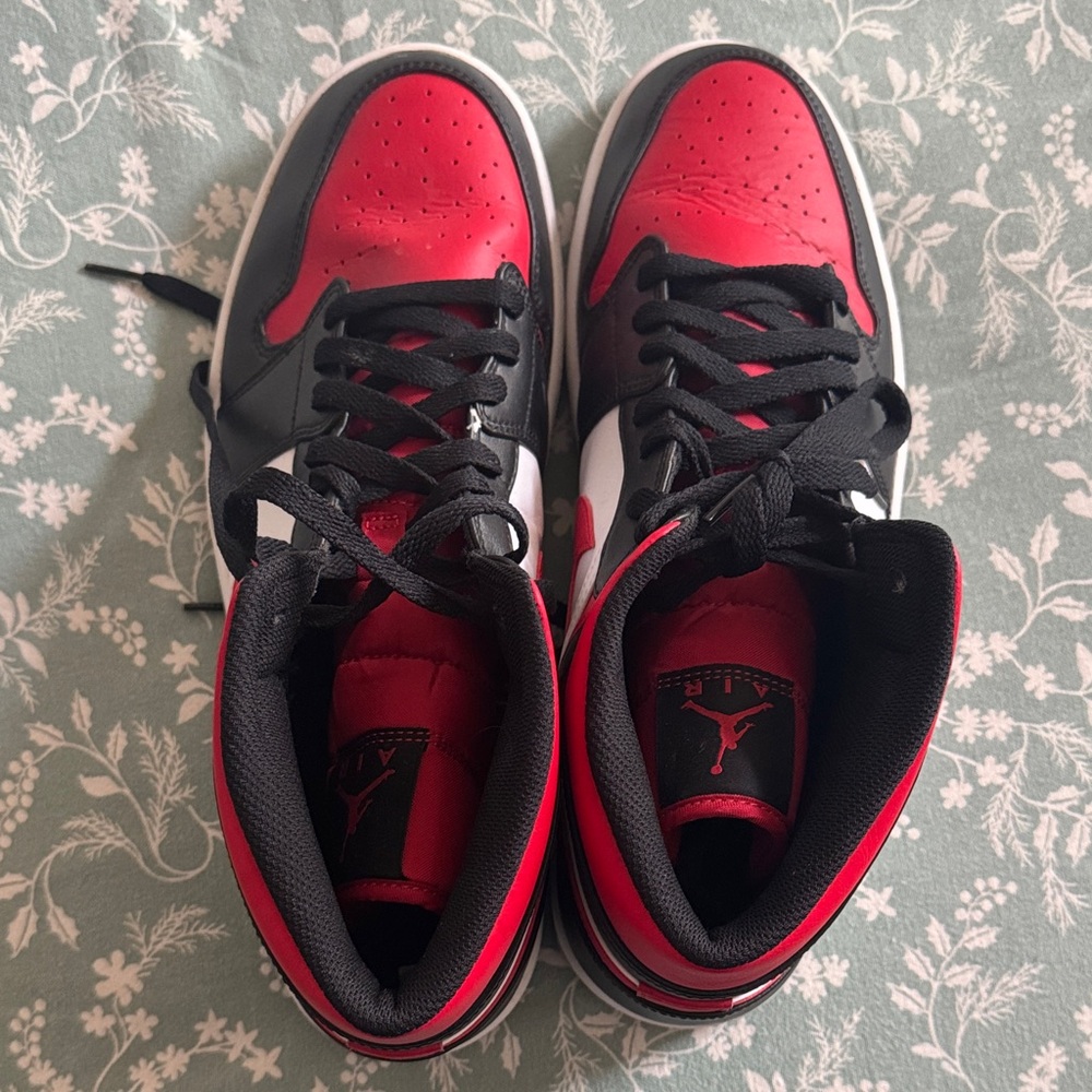 Nike Jordans Red/black/white high top